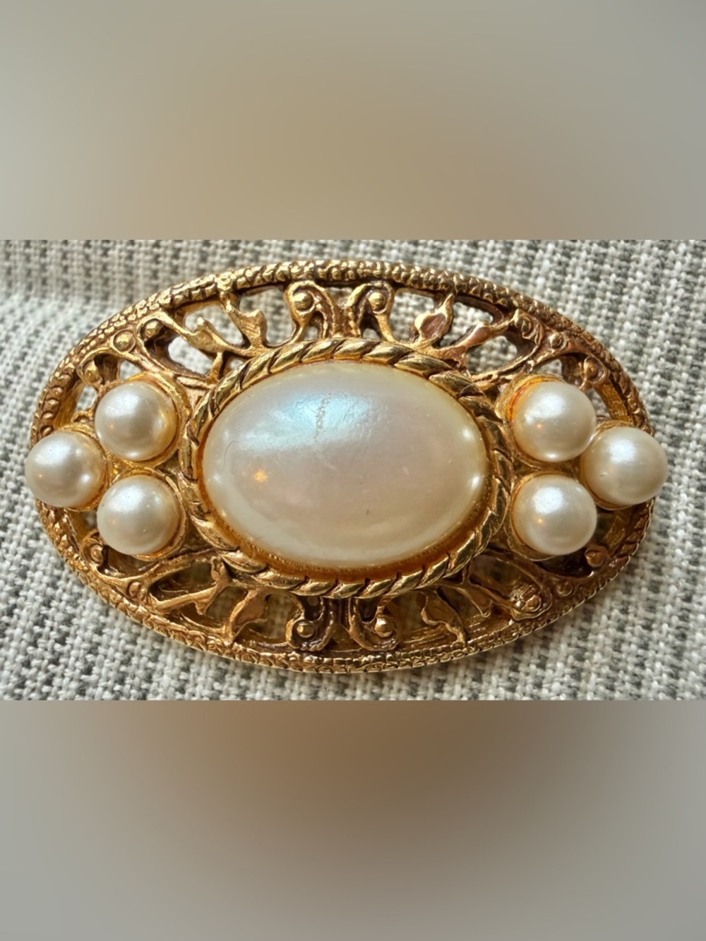 Paquette Gold-Tone Pearl Oval Brooch - Cream Pearl Accent vintage